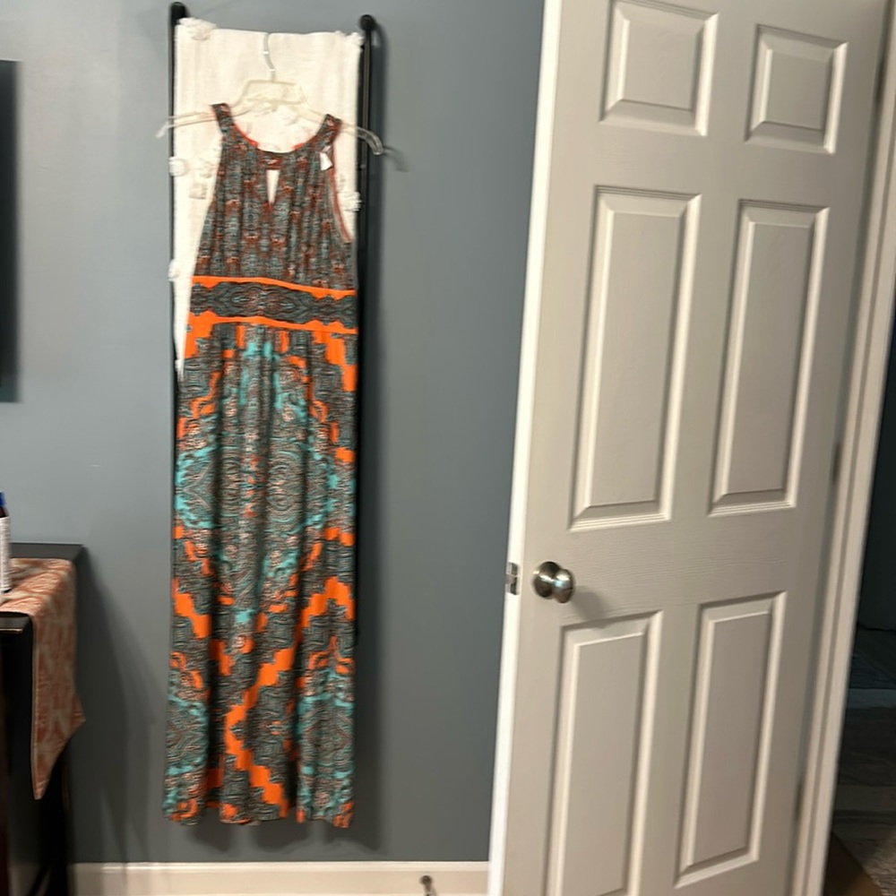 Beautiful pattern maxi dress with front and back perp holes